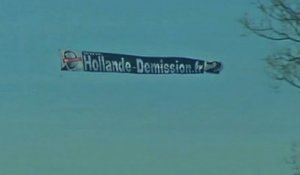 Un avion traine une banderole "Hollande démission" lors des commémorations du 11 novembre