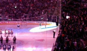 Quand les fans des Toronto Maple Leafs chantent l'hymne national pour aider le chanteur qui n'a plus de micro! Magique...