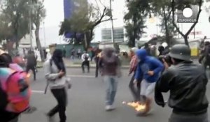 Accrochages violents entre police et manifestants autour de l'aéroport de Mexico