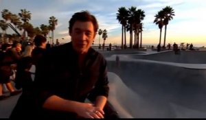 Un journaliste se prend un skate en plein tête - Skateboard Headshot!