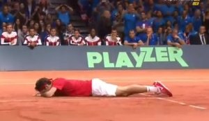 Roger Federer offre la Coupe Davis à la Suisse