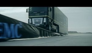 Un camion poids lourd saute au dessus d'une formule 1 pour une pub Lotus F1 Team et EMC