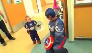 L'équipe du SWAT se déguise en super-héros et fait une magnifique surprise pour les enfants malades