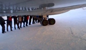 Quand des passagers doivent pousser leur avions bloqué dans la glace : vive la russie!