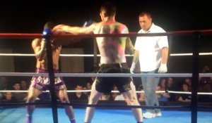 KO de dingue en boxe thaïlandaise : impressionnant coup de pied circulaire dans la tête