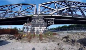Escalader un pont sans protection! Frankfurt, Allemagne.