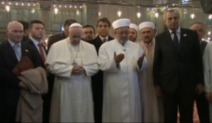Le pape François se recueille à la Mosquée bleue d'Istanbul