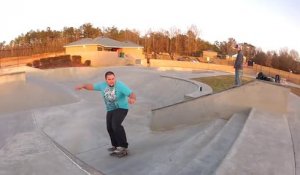 Un homme de 149 kg fait du skateboard