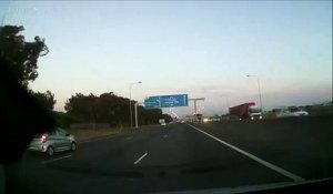 Vidéo choc : un conducteur éjecté de sa voiture cabriolet