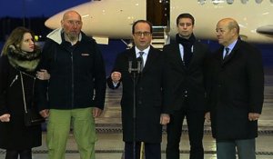 "Bienvenue, Monsieur Lazarevic !" Le président François Hollande accueille l'ex-otage Serge Lazarevic