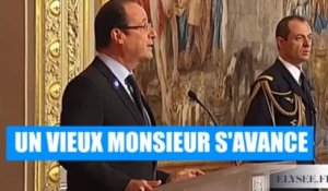 François Hollande chante "Vive le vent"