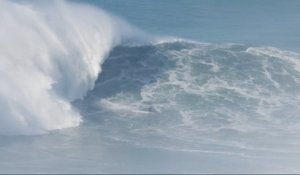 Benjamin Sanchis surfe une vague de 30 mètres