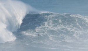 Le Français Benjamin Sanchis surfe une vague de 30m de haut