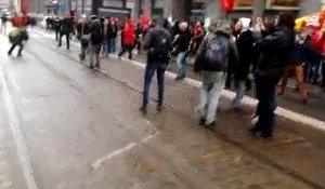 Incidents à Bruxelles: des briques de lait lancées sur la façade du VOKA