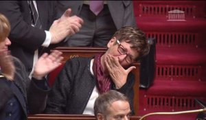 Une députée émue par une standing ovation pour sa dernière séance