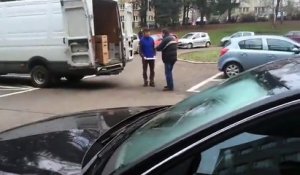 Un homme pète un câble et démolit tout avec une crosse de hockey !