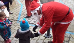Le père Noël dans les rues de Châteaulin