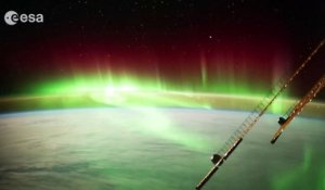 Timelapse de la terre vue depuis la station spatiale ISS  aurores boréales, voie lactée, étoiles, nuages, villes illuminées : MAGIQUE!