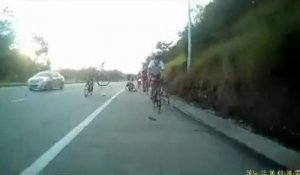 Chute spectaculaire d'un cycliste