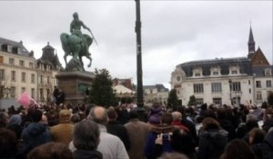 Charlie Hebdo : À Orléans, des centaines de ballons lâchés pour rendre hommage aux victimes