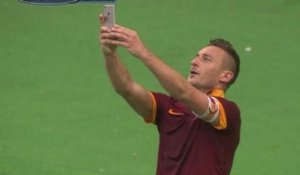 Francesco Totti prend un selfie sur le terrain après avoir marqué contre la Lazio de Rome