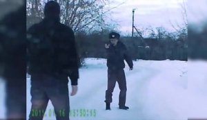Un policier Russe ivre s'embrouille avec un automobiliste et sort son arme