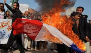 Le drapeau français brulé lors de manifestations au Pakistan