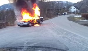 Des pompiers éteignent une voiture en feu Fail