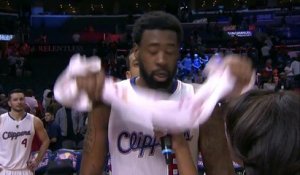 DeAndre Jordan a du mal à faire son interview tranquillement!