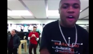 Il fait un clip de rap dans un Apple Store et se fait virer, sa réaction est très drôle