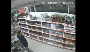 Ce russe tente de voler une bouteille d'alcool