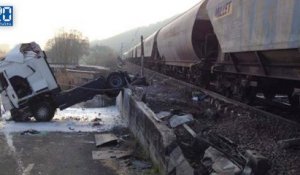 Spectaculaire collision entre un train et un camion
