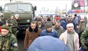 Donetsk : les rebelles exhibent des prisonniers devant la foule après le bombardement d'un bus