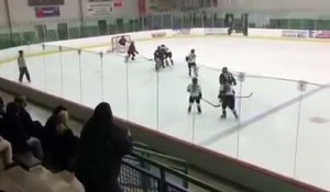 Un père en colère pendant un match de hockey