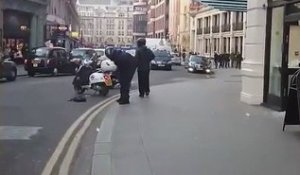Héro du jour : un homme se bat contre des voleurs armés - Londres