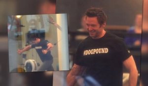 Hugh Jackman fléchit ses muscles à la gym