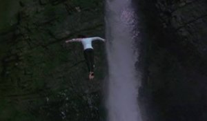 Orlando Duque plonge d'une des plus belles chutes d'eau au monde