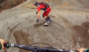 Caméra embarquée : VTT vs snowboard sur terre