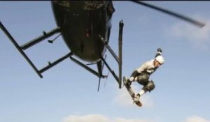 Bob Burnquist s'élance d’un hélicoptère sur la méga rampe