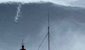 Le monstre surfé par Carlos Burle à Nazaré