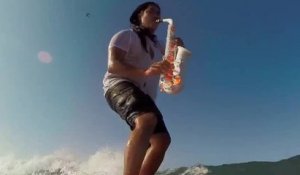 GoPro : Reggie Padilla fait du saxophone en surfant à Hawaii