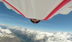 Géraldine Fasnacht saute depuis le sommet du Cervin en wingsuit