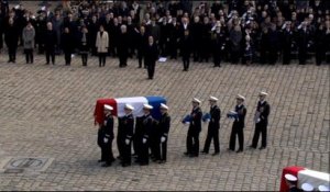 Les cercueils des soldats quittent les Invalides sur la Marche funèbre de Chopin