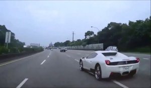 Une Ferrari Spider provoque un accident en poussant une GTR dans le mur!