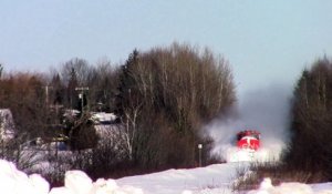 Plus violent qu'une avalanche : un train perce-neige qui avance dans la poudreuse!