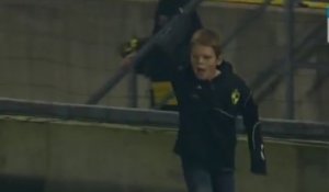 Foot: un jeune ramasseur de balles s'en prend au gardien Silvio Proto