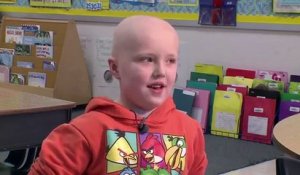 Un enfant se rase la tête en apprenant que son ami a un cancer