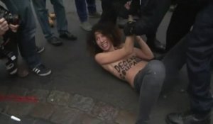 Les Femen "accueillent" DSK à son arrivée au procès du Carlton