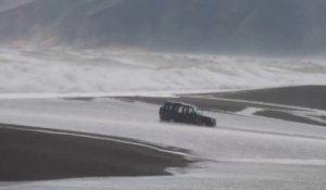 Un 4x4 emporté par les forts courants du Lac Ferry en Nouvelle-Zélande