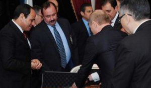 Poutine offre une kalachnikov à Al Sissi en Egypte - ZAPPING ACTU DU 11/02/2015